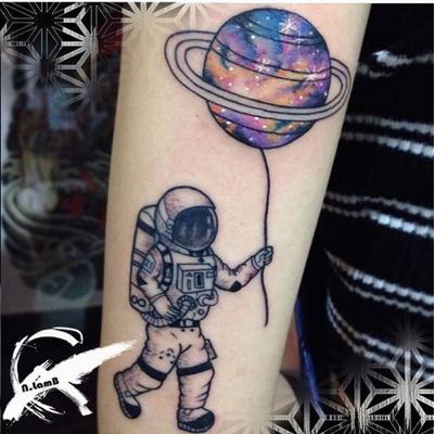tatuaje planetas globo