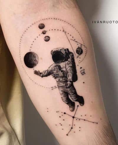 tatuaje planetas astronauta