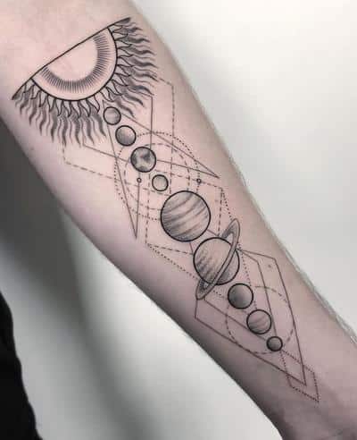 tatuaje planetas geometria