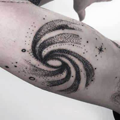 tatuaje planetas galaxia