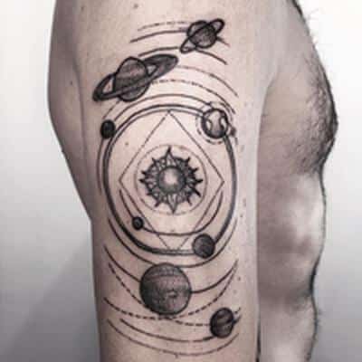 tatuaje planetas cosmos