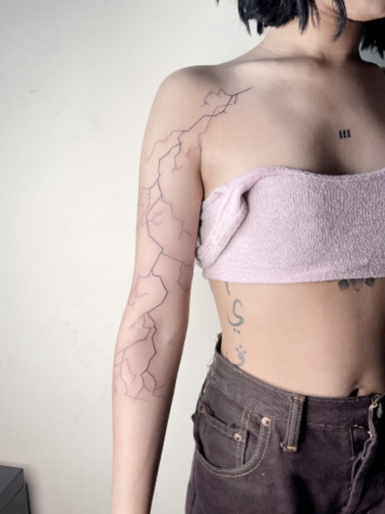 tatuaje rayo brazo