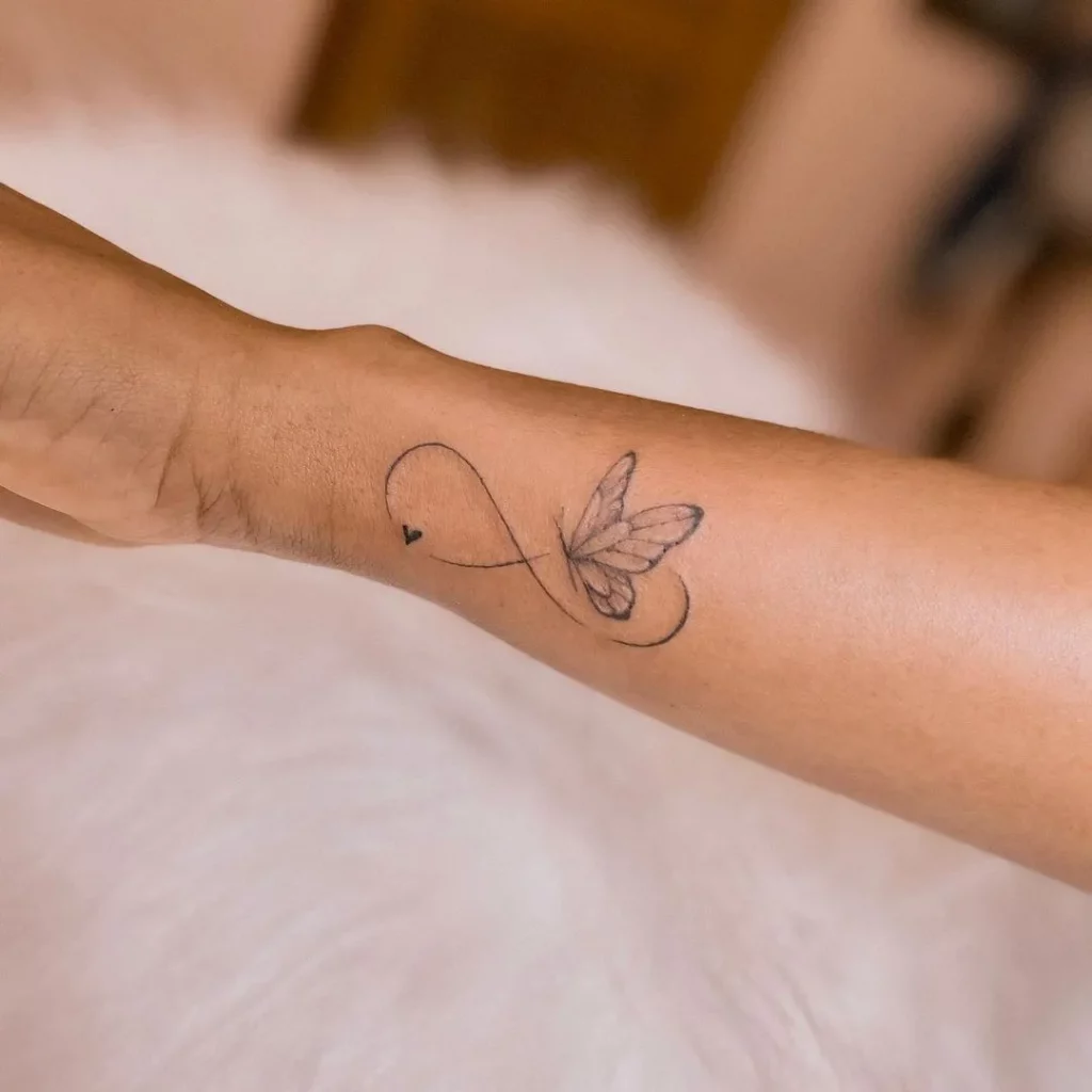 tatuaje infinito mariposa