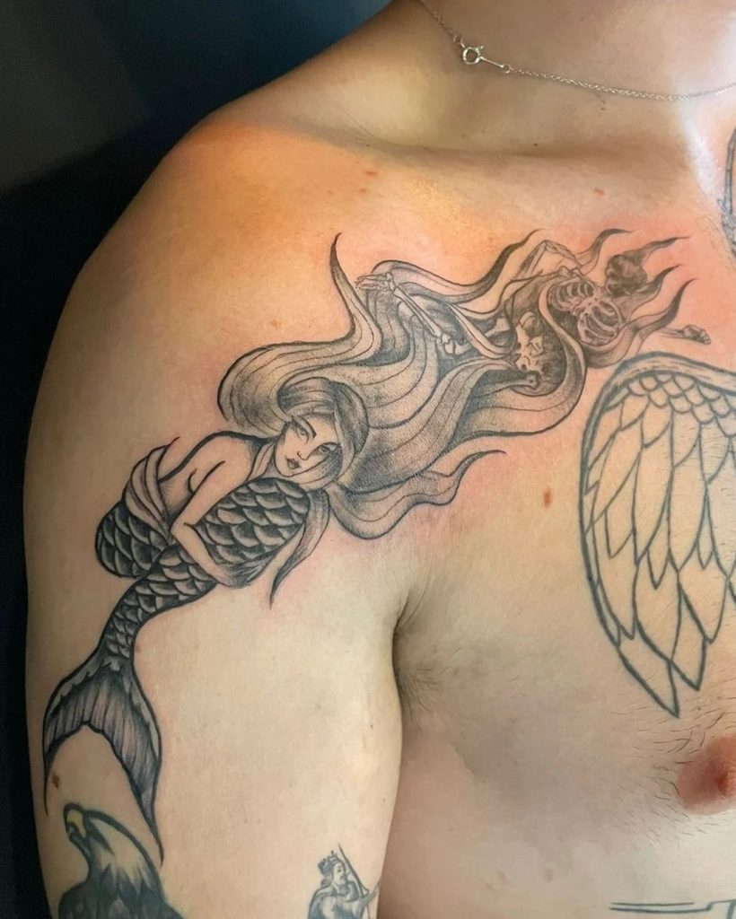 tatuaje sirena hombro