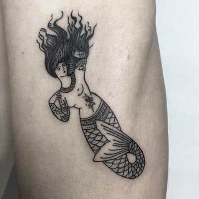tatuaje sirena nadando