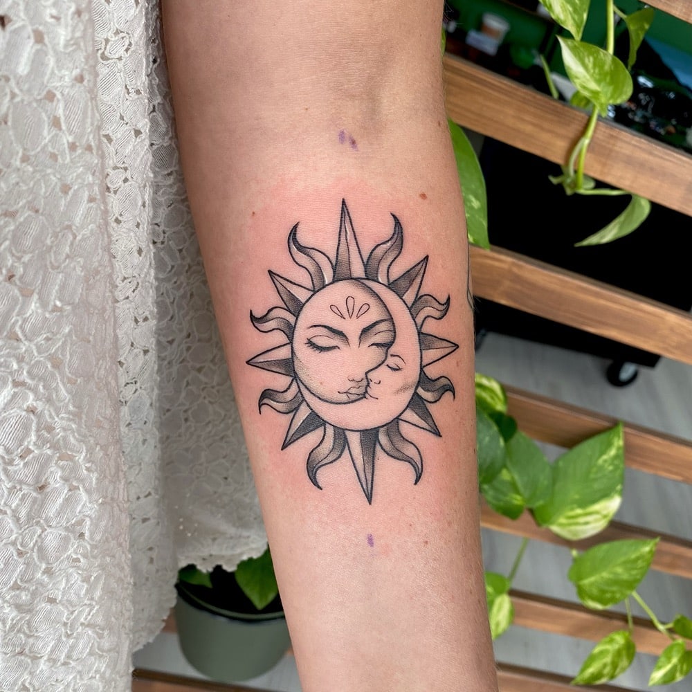 tatuaje sol y luna brazo