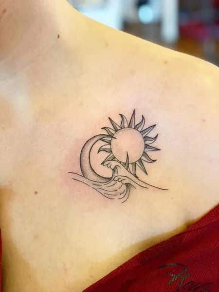 tatuaje sol y luna clavícula