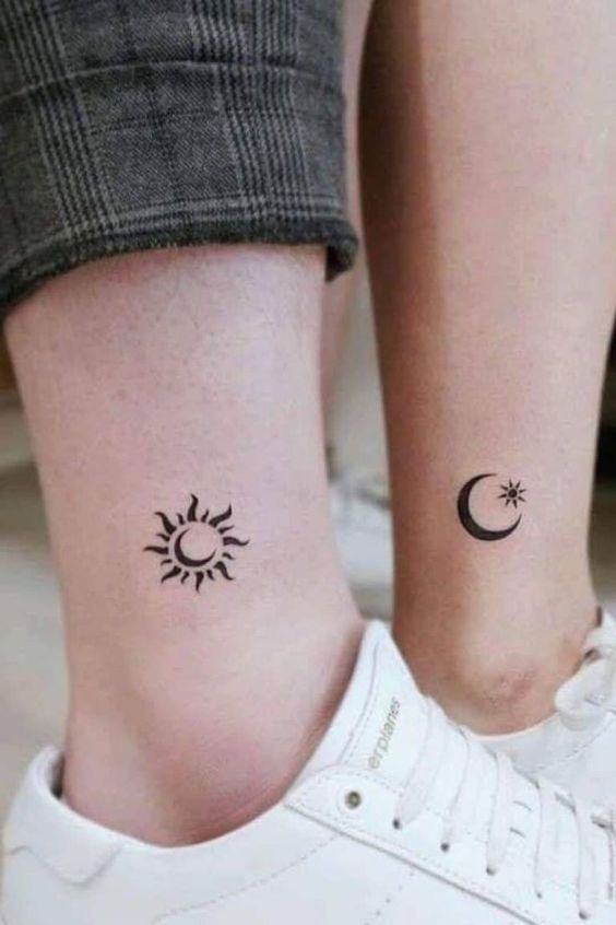 tatuaje sol y luna tobillo
