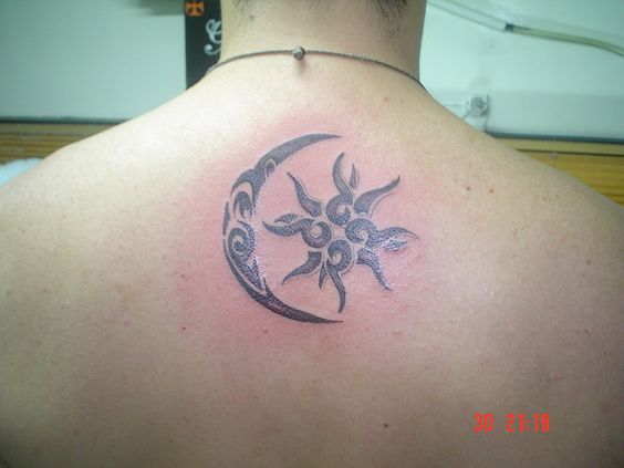tatuaje sol y luna nuca
