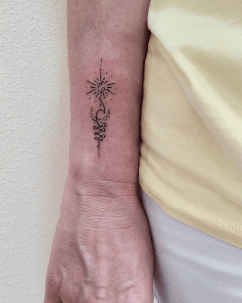 tatuaje sol y luna muñeca