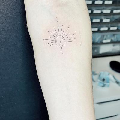tatuaje sol y luna minimalismo