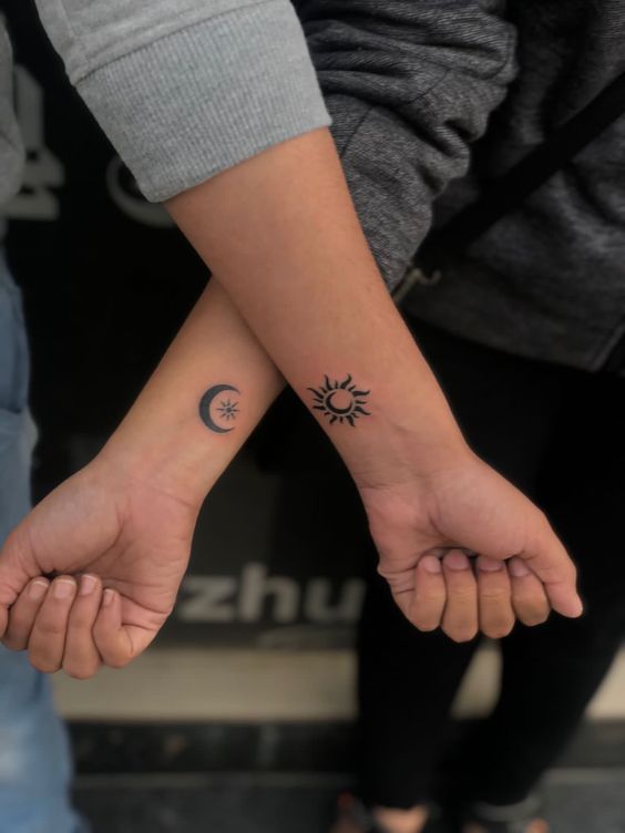 tatuaje sol y luna muñeca