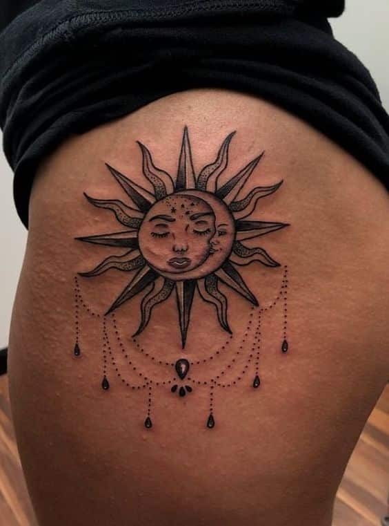 tatuaje sol y luna glúteo