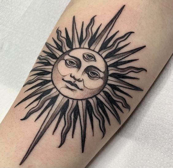 tatuaje sol y luna blackwork