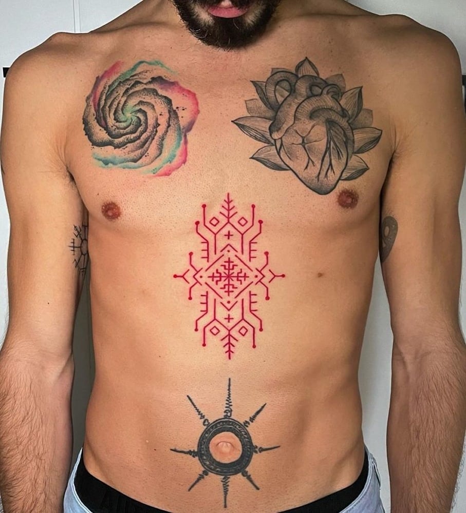 tatuajes abdomen rojo
