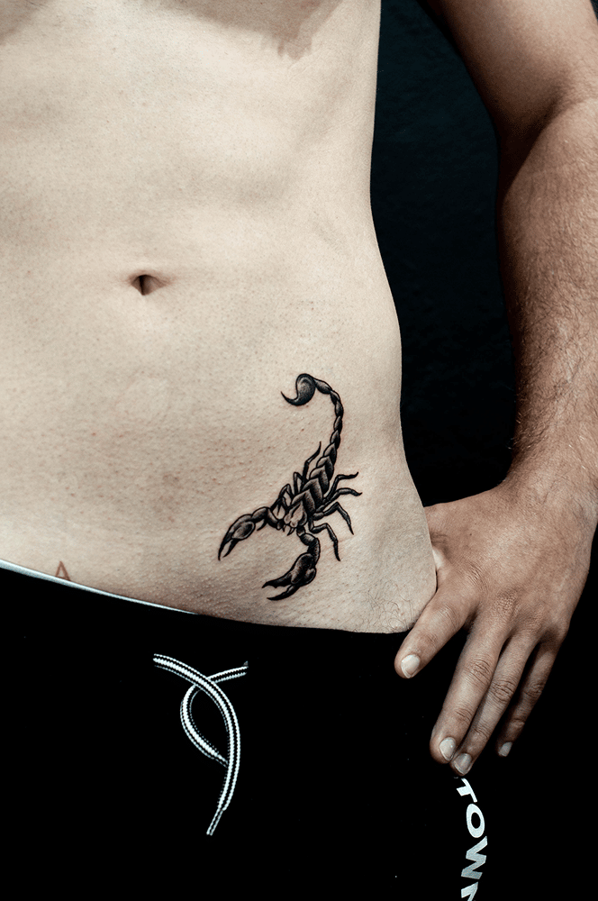 tatuajes abdomen escorpión