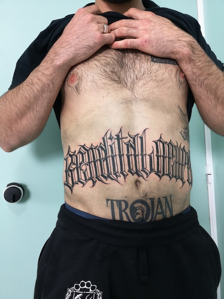 tatuajes abdomen góticos