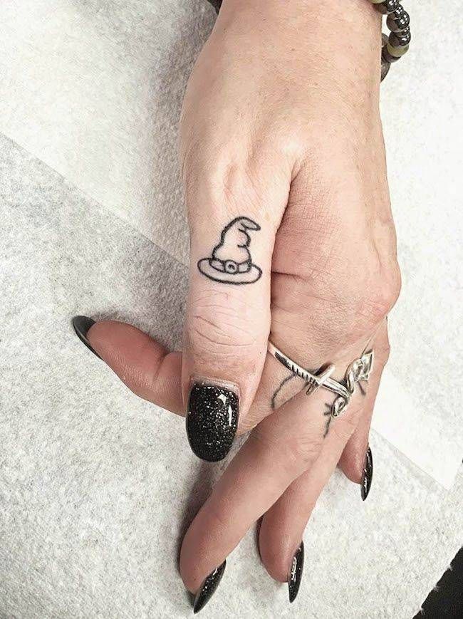 tatuajes brujas dedo