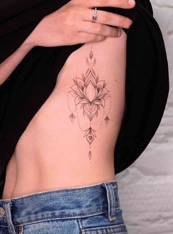 tatuajes costilla flor de loto