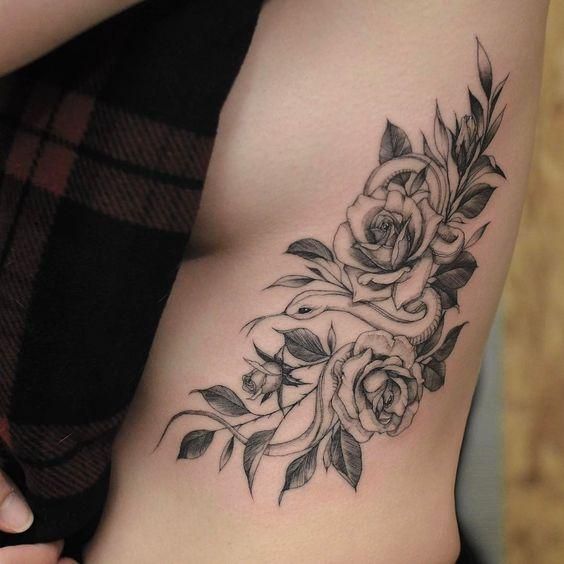tatuajes costilla rosas