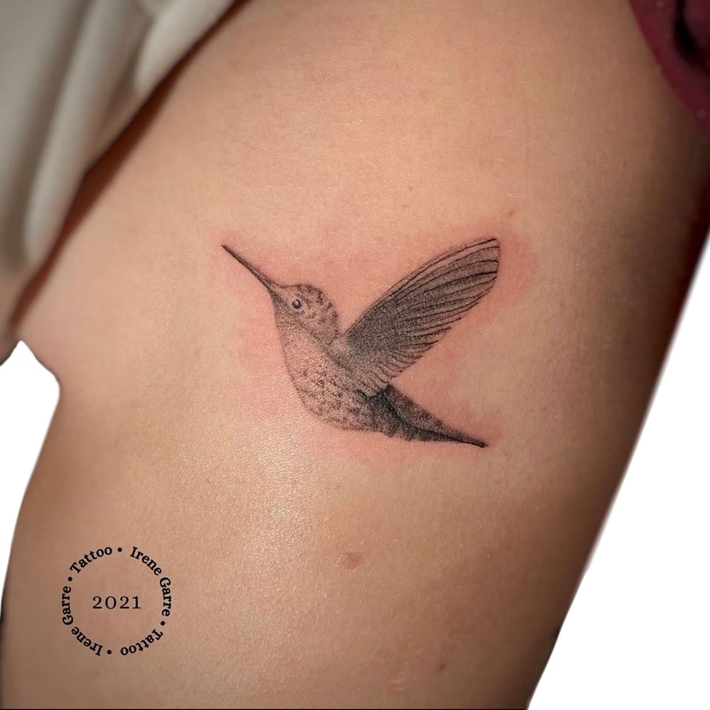 tatuajes costilla colibrí