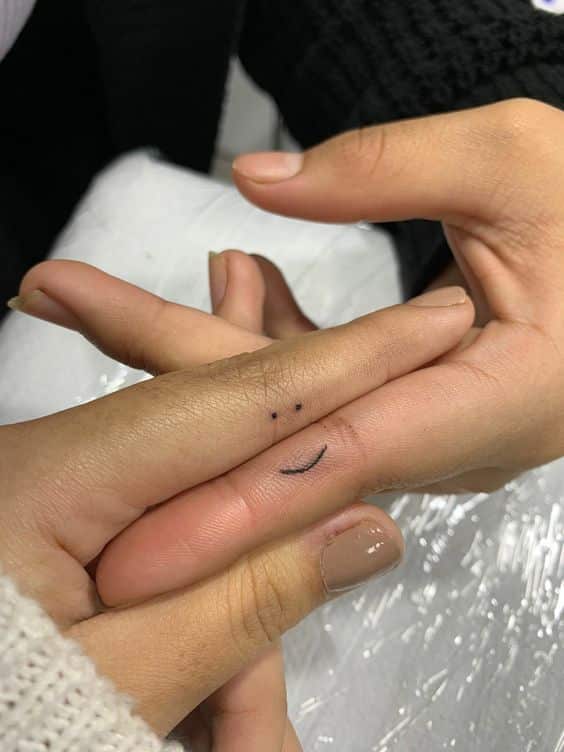 tatuajes dedos entrelazados