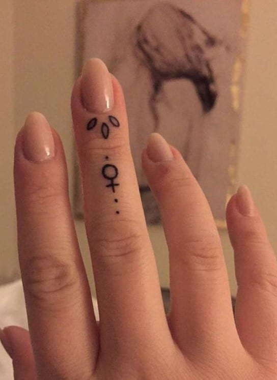 tatuajes dedos símbolos