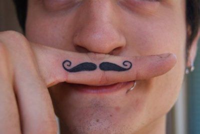 tatuajes dedos bigote