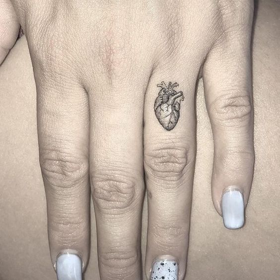 tatuajes dedos corazón