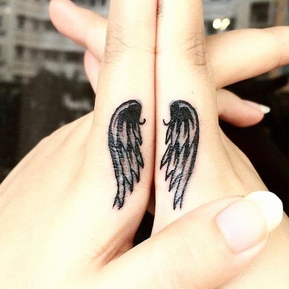 tatuajes dedos entrelazados