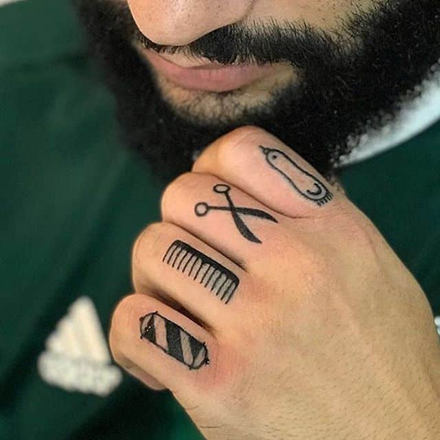 tatuajes dedos barbero