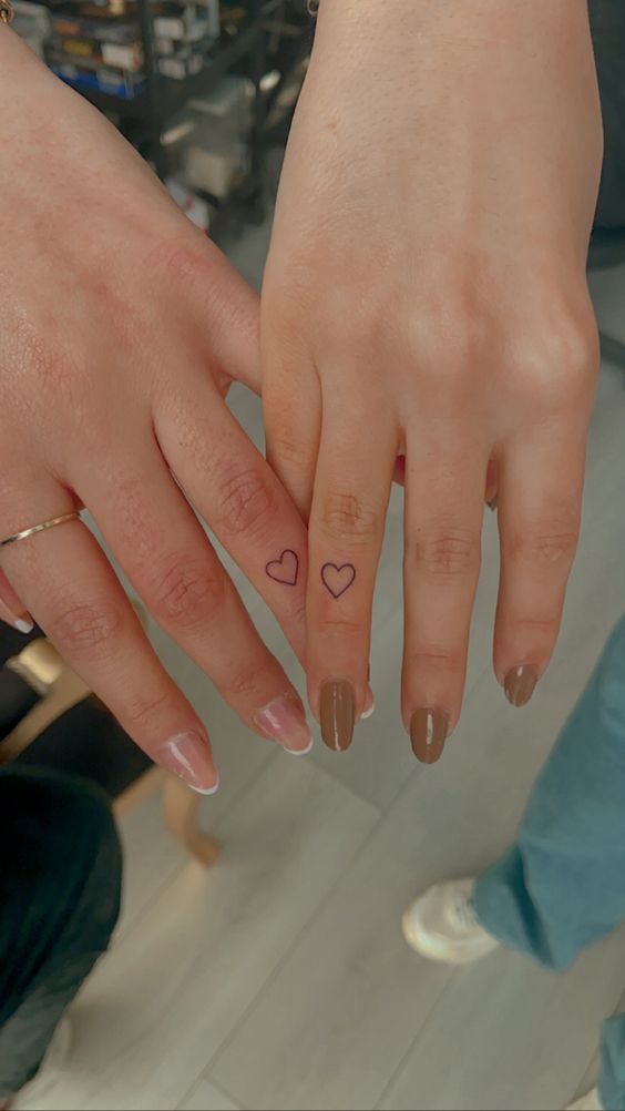 tatuajes dedos corazón