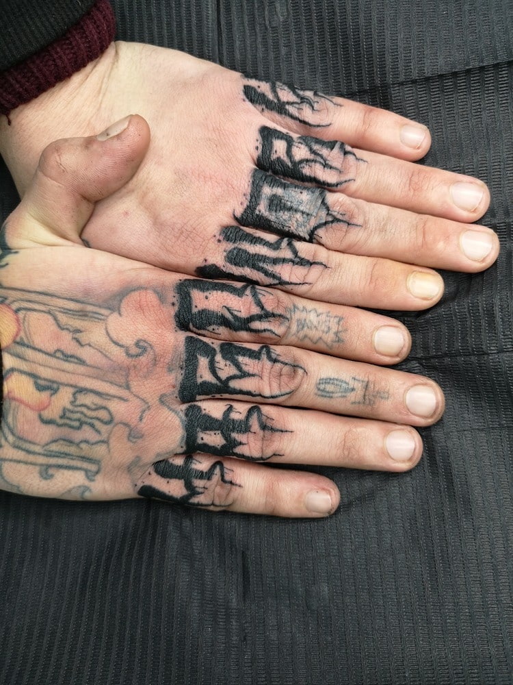 tatuajes dedos lettering