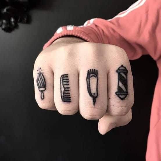 tatuajes dedos barbero