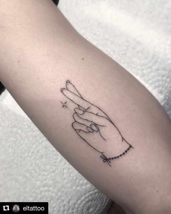 tatuajes dedos cruzados