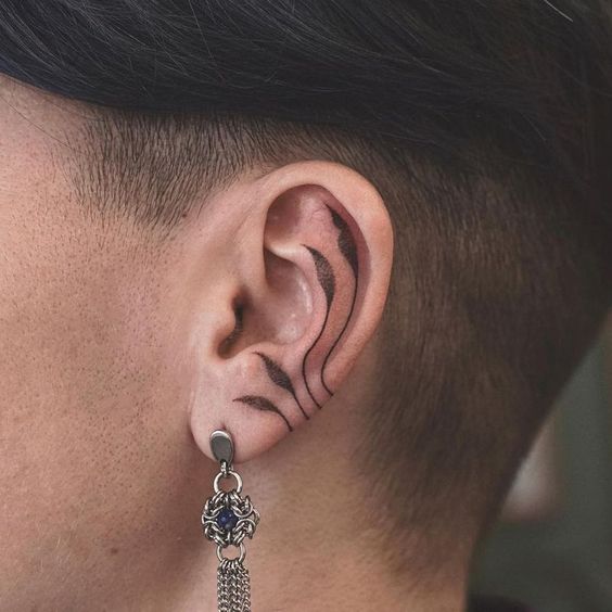 tatuajes detrás de la oreja orgánico