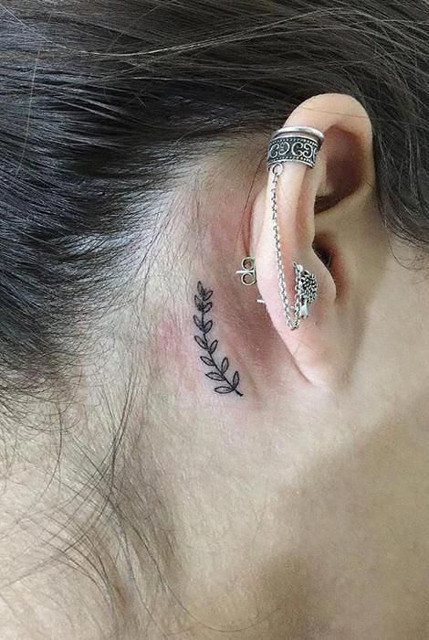 tatuajes detrás de la oreja rama
