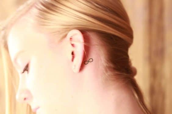 tatuajes detrás de la oreja infinito