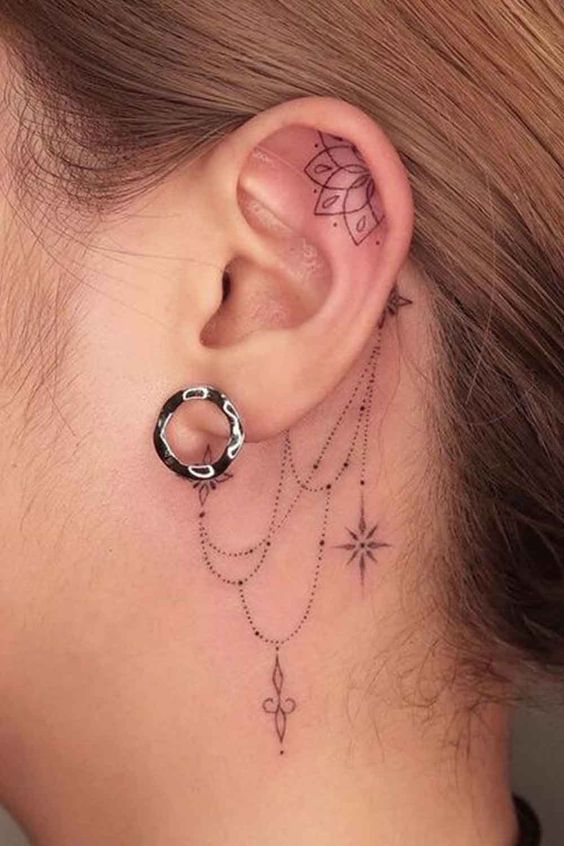 tatuajes detrás de la oreja estrellas