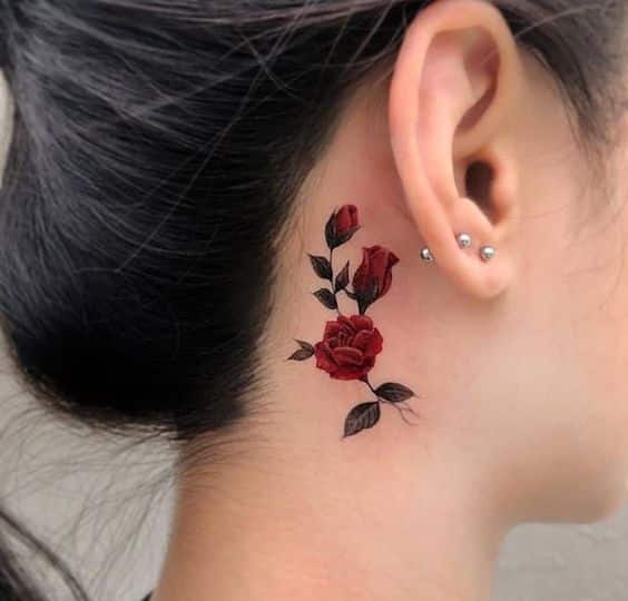 tatuajes detrás de la oreja rosa roja