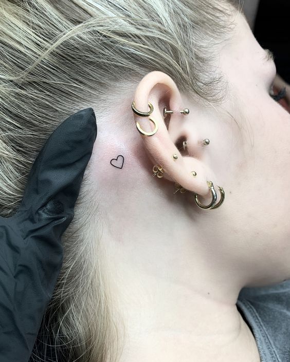 tatuajes detrás de la oreja corazón