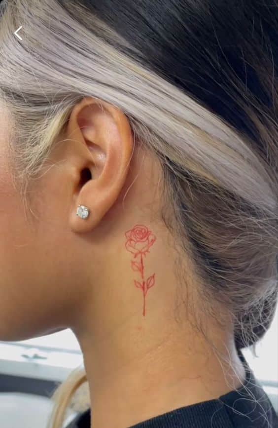 tatuajes detrás de la oreja rosa silueta