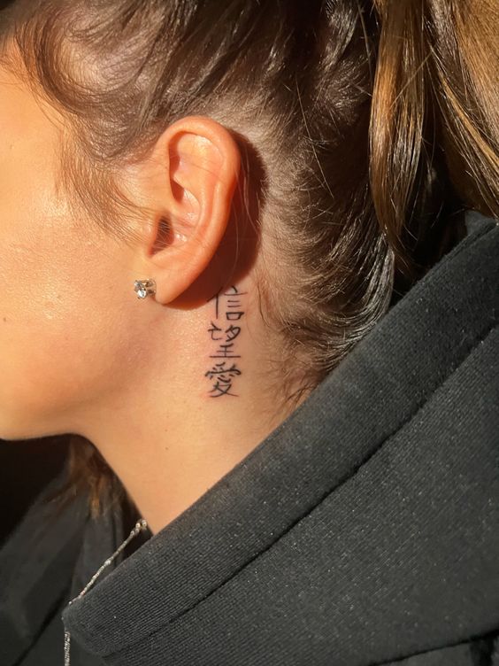 tatuajes detrás de la oreja letras