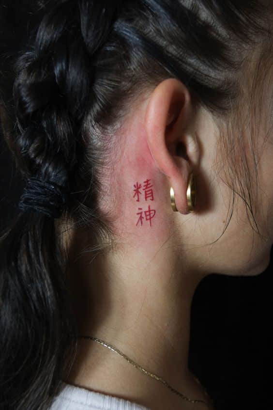 tatuajes detrás de la oreja letras chinas rojas