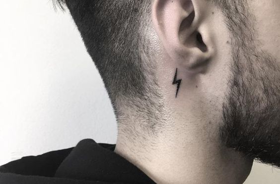 tatuajes detrás de la oreja rayo