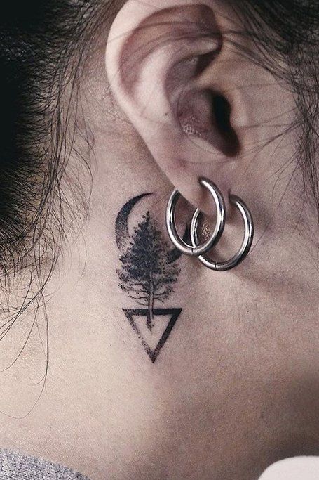 tatuajes detrás de la oreja bosque