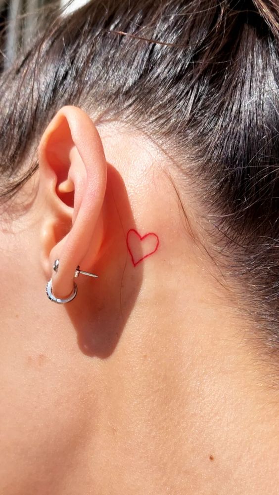 tatuajes detrás de la oreja silueta corazón