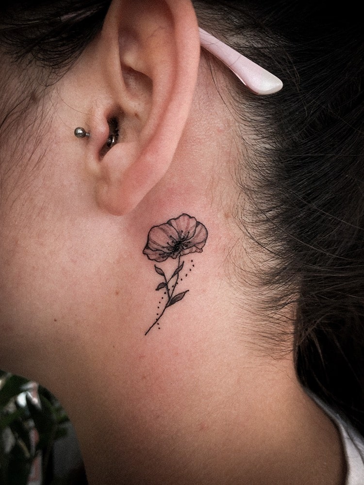 tatuajes detrás de la oreja flor
