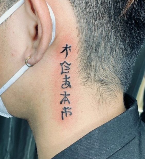tatuajes detrás de la oreja letra
