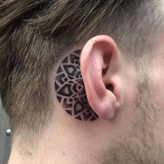 tatuajes detrás de la oreja ornamental